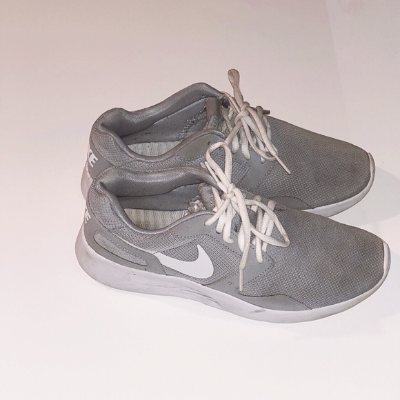 Nike Women’s Tanjun Size 8.5 - Gray - Picture 1 of 2